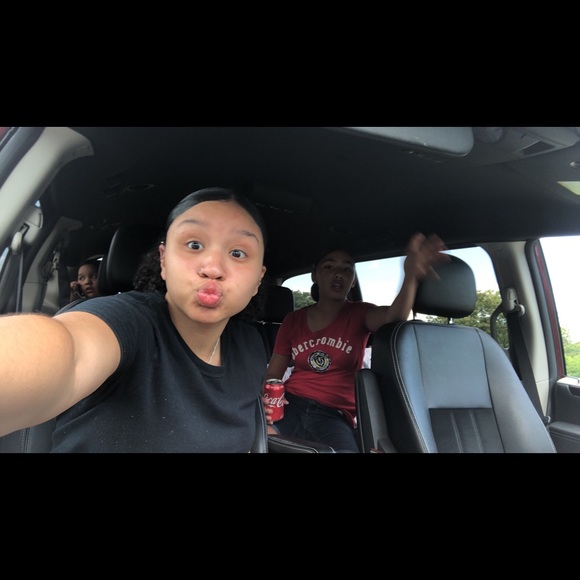 Meet your Posher, Leilianni - Picture 1 of 1